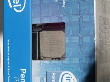 Pentium D 805 vykukuje z originální krabice
