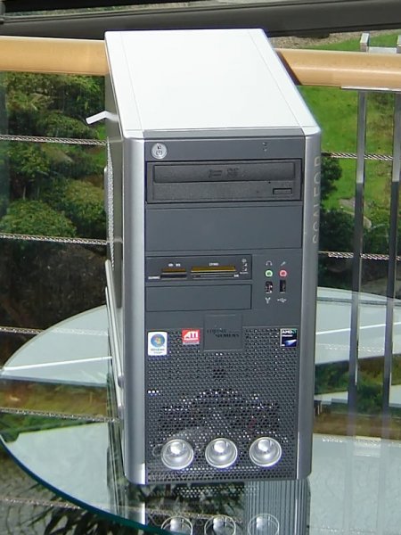 Počítač Fujitsu Siemens s procesorem AMD Phenom X4