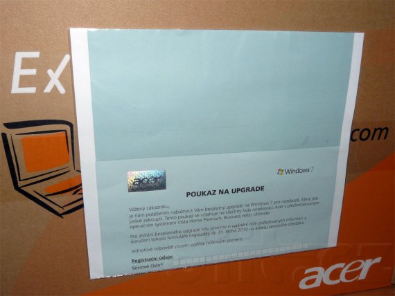 Krabice s notebookem Acer - nalepený „Poukaz na upgrade“