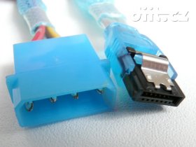Akasa SATA front panel - vnitřní SATA a napájecí konektory