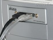 Akasa SATA front panel v PC, zapojený