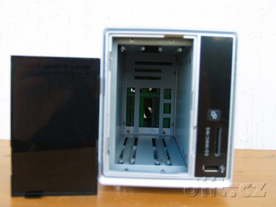 Thermaltake Muse X-Duo RAID - pohled na konektory HDD předním panelem