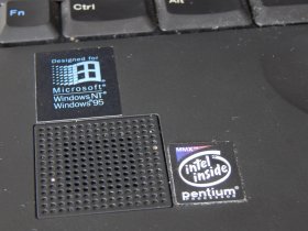 IBM ThinkPad 600 - štítek „Designed for Windows NT/95“ a „Intel Inside Pentium MMX“