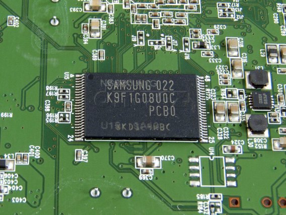 D-Link ShareCenter DNS-320: Samsung SLC NAND flash K9F1G08U0C-PCB0 128 MB