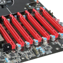 Sedm PCI Express ×16 slotů