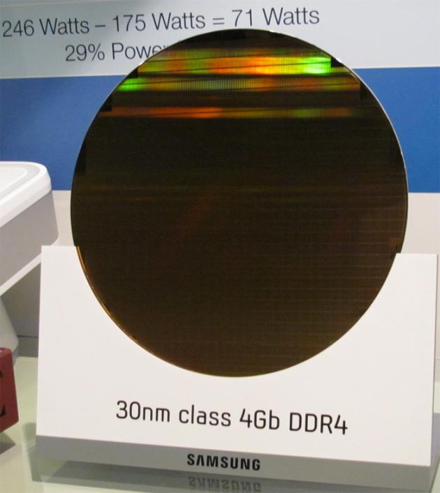 300mm wafer s DDR4 paměťmi (Samsung)