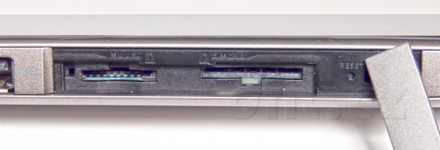 Acer Iconia Tab A211 - detail slotů microSDHC a SIM karty