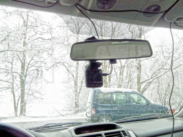 Genius DVR-FHD590 - výhled z auta při upevnění pod zpětné zrcátko