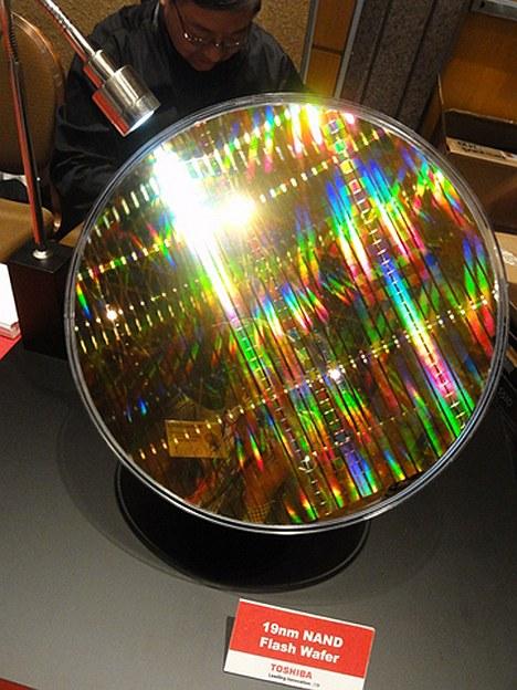 Toshiba, wafer s 19nm MLC NAND flash čipy