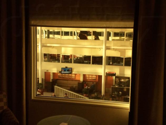 Pohled z okna vnitřního pokoje hotelu Hilton Heathrow