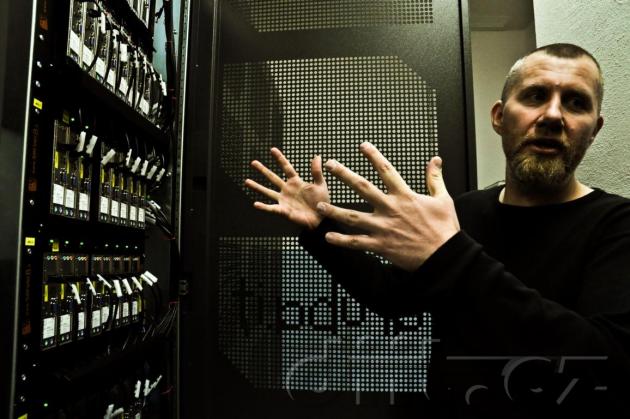 Ředitel Forpsi Erich Syrovátka nám ukazuje zelené servery v datacentru v Ktiši