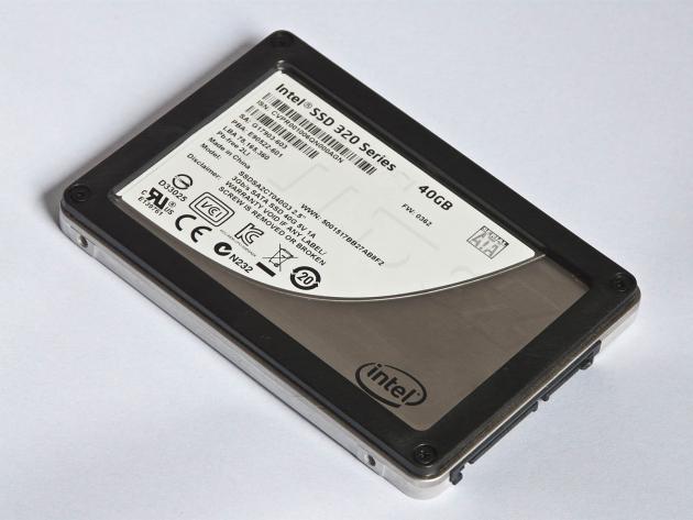 Intel SSD 320 Series 40GB (z úhlu)
