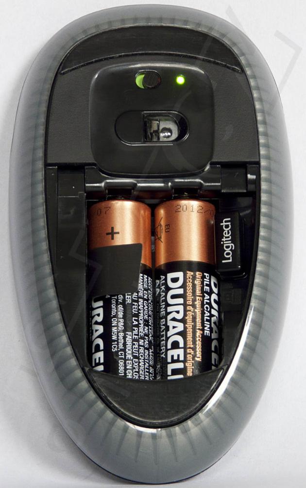 Logitech Touch Mouse T620 - prostor pro baterie a Unifying přijímač