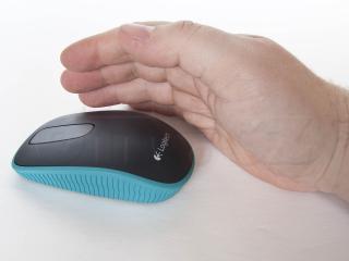 Logitech Zone Touch Mouse T400 - srovnání velikosti s rukou