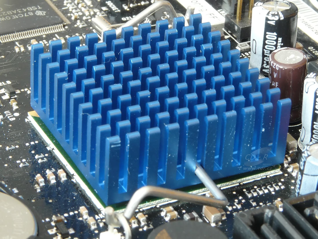 Čip ICH10R pod nesundatelným chladičem na Intel DX58SO