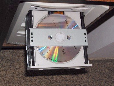 Polovytažená CD-ROM