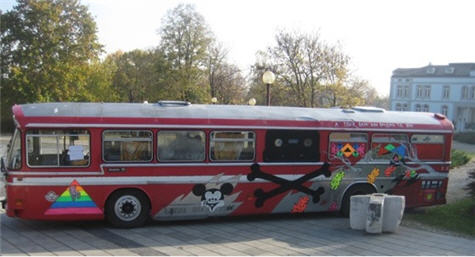 Autobus, který dovezl příznivce TPB k soudu