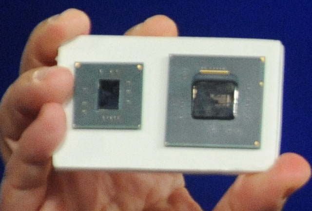 Intel Atom CE4100 (vlevo), Intel CE3100 (vpravo)