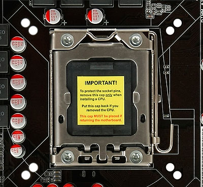 Socket LGA1366 s okolními dírami pro LGA775 chladič