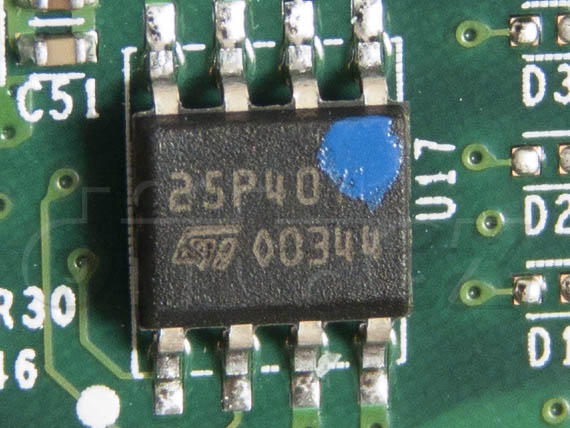 Intel SSD 311 Larson Creek 20GB - detail čipu (STMicro M25P40VP, SPI flash pro firmware)