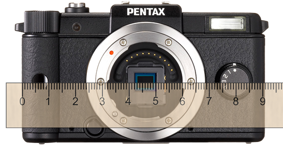 Pentax Q - bajonet, snímač a pravítko