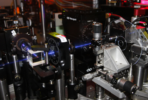 Aparát pro holografický záznam v Applied Optics Lab GE Global Research