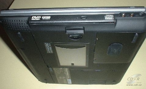 ASUS M2400N - bok a spodek