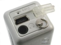 Sluchátkový výstup, USB port, očko na zavěšení a mikrofon