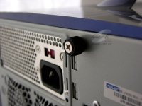 Asus S-presso S1-P111: Zajišťovací šroubek na zadní straně šasi