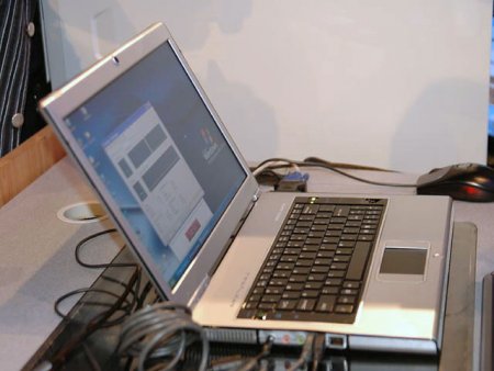 Funkční notebook s procesorem Merom