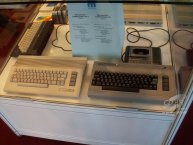 Dva počítače Commodore 64 - jeden starší než druhý