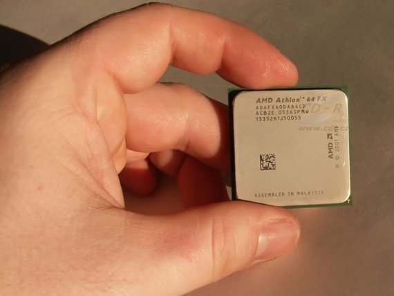 Procesor AMD Athlon 64 FX-60 v ruce