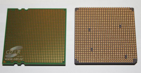Procesory AMD Opteron zespodu - vlevo pro socket F (1207 plošek)