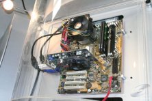 Dvě grafické karty (AGP a PCI Express) v DualGFX motherboardu