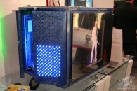 Mohutně blikající PC - modře rozsvícená vrata