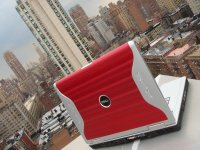 Červený notebook Dell