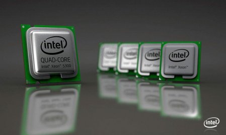 Čtyřjádrový procesor Intel Xeon vedle čtyř jiných Xeonů