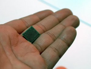 Procesor Intel Silverthorne na dlani ze strany pinů