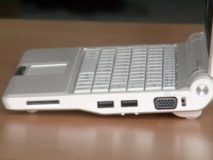 Pohled z pravého boku na slot pro SD karty, USB konektory a VGA 