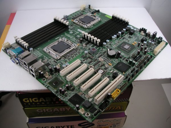 Gigabyte 7TESN-RN pro procesory Nehalem