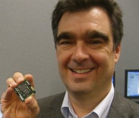 Intel Vice President Steve Smith ukazuje 32nm Westmere procesor