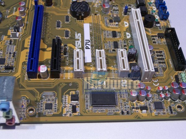 ASUS P7U - PCI Express sloty