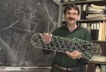 Alex Zettl s veľkým modelom mikroskopickej uhlíkovej trubičky