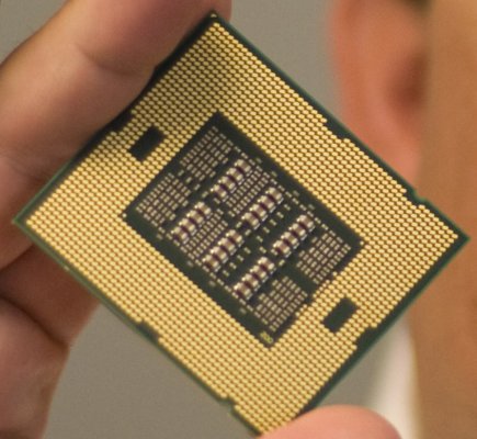 Boyd Davis drží v ruce 8jádrový Intel Xeon 'Nehalem-EX'