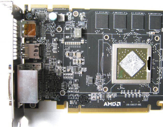 Obnažený ATI Radeon HD 5800 - detail GPU a výstupů