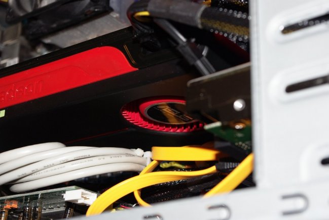 Asus Radeon HD 5870 v testu: skříň Eurocase, karta osazena, detail ventilátoru