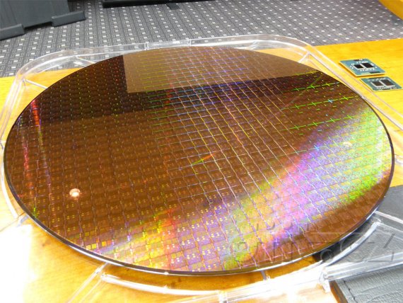 Křemíková deska s 32nm dvoujádrovými procesory Intel