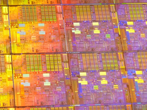 Detail křemíkové desky s 32nm dvoujádrovými procesory Intel