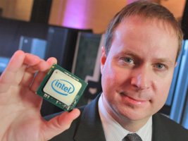 Kirk Skaugen drží procesor Intel Xeon 7500