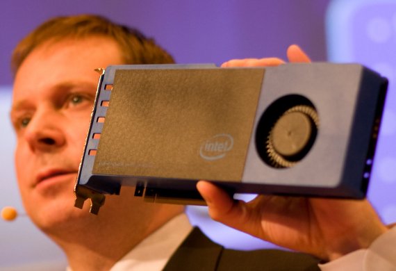 Kirk Skaugen drží Intel MIC Architecture platformu Knights Ferry